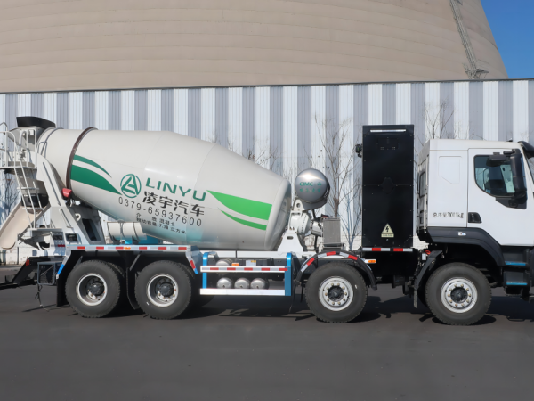 寶馬展榮耀見證，中集凌宇純電動攪拌車斬獲“2024工程機械行業(yè)TOP10年度榜·明星產(chǎn)品質(zhì)量之星獎”