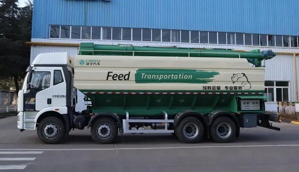 散裝飼料運(yùn)輸車的特點(diǎn)介紹！