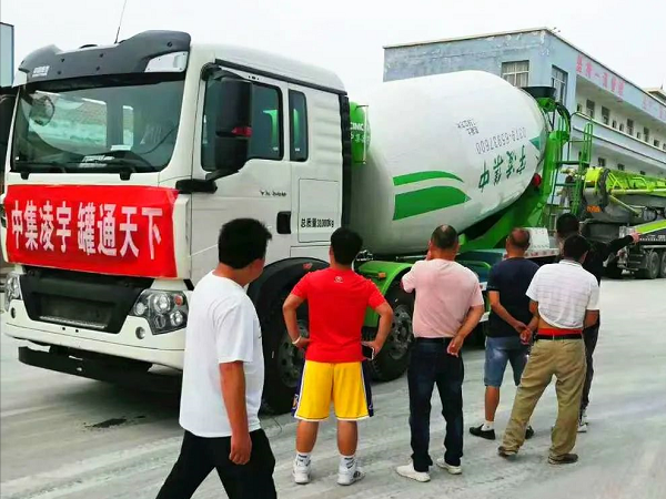 開攤啦！凌宇攪拌車“擺攤兒”湖北，客戶當(dāng)場下單！