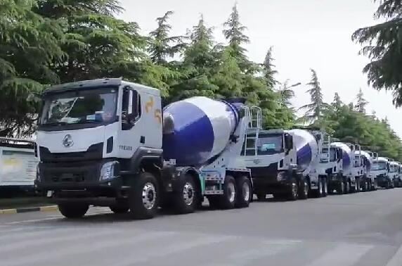 市場如此火爆，一批批新車交付用戶。場面壯觀！