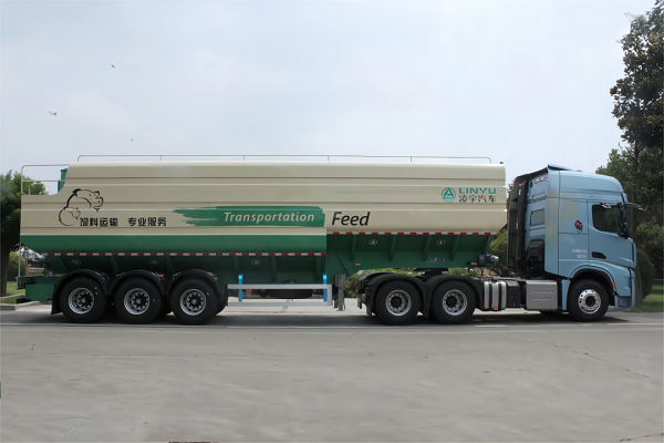保障飼料運輸安全！散裝雛禽飼料運輸半掛車的特點及優(yōu)勢有哪些？
