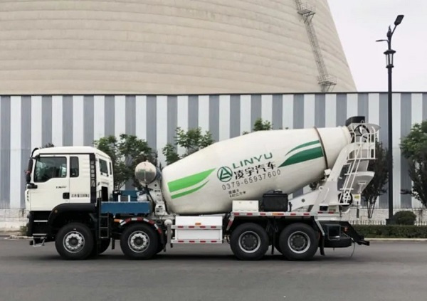 重汽&凌宇電驅(qū)橋攪拌車(chē)，會(huì)省錢(qián)的才是卡友選擇的！